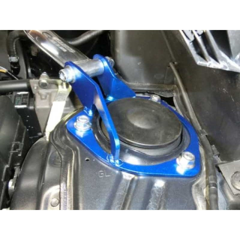 Cusco Type OS front strut tower brace featuring an oval aluminum bar and blue-finished steel end plates.