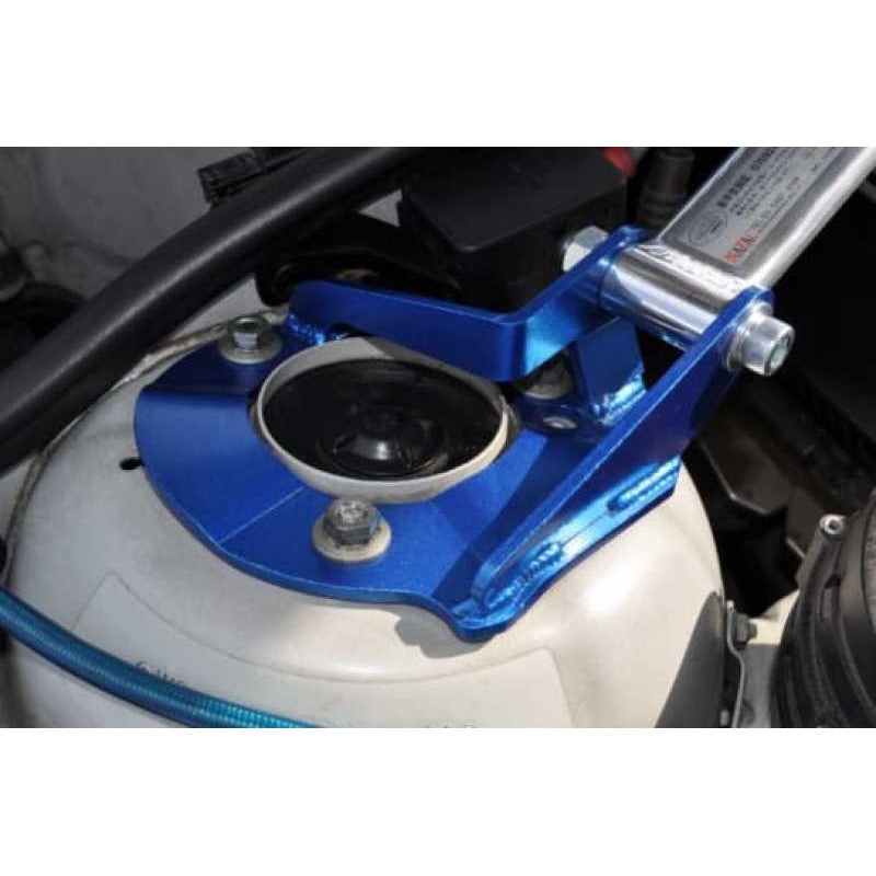Cusco Type OS front strut tower brace with polished oval aluminum shaft and blue steel brackets for BMW E46